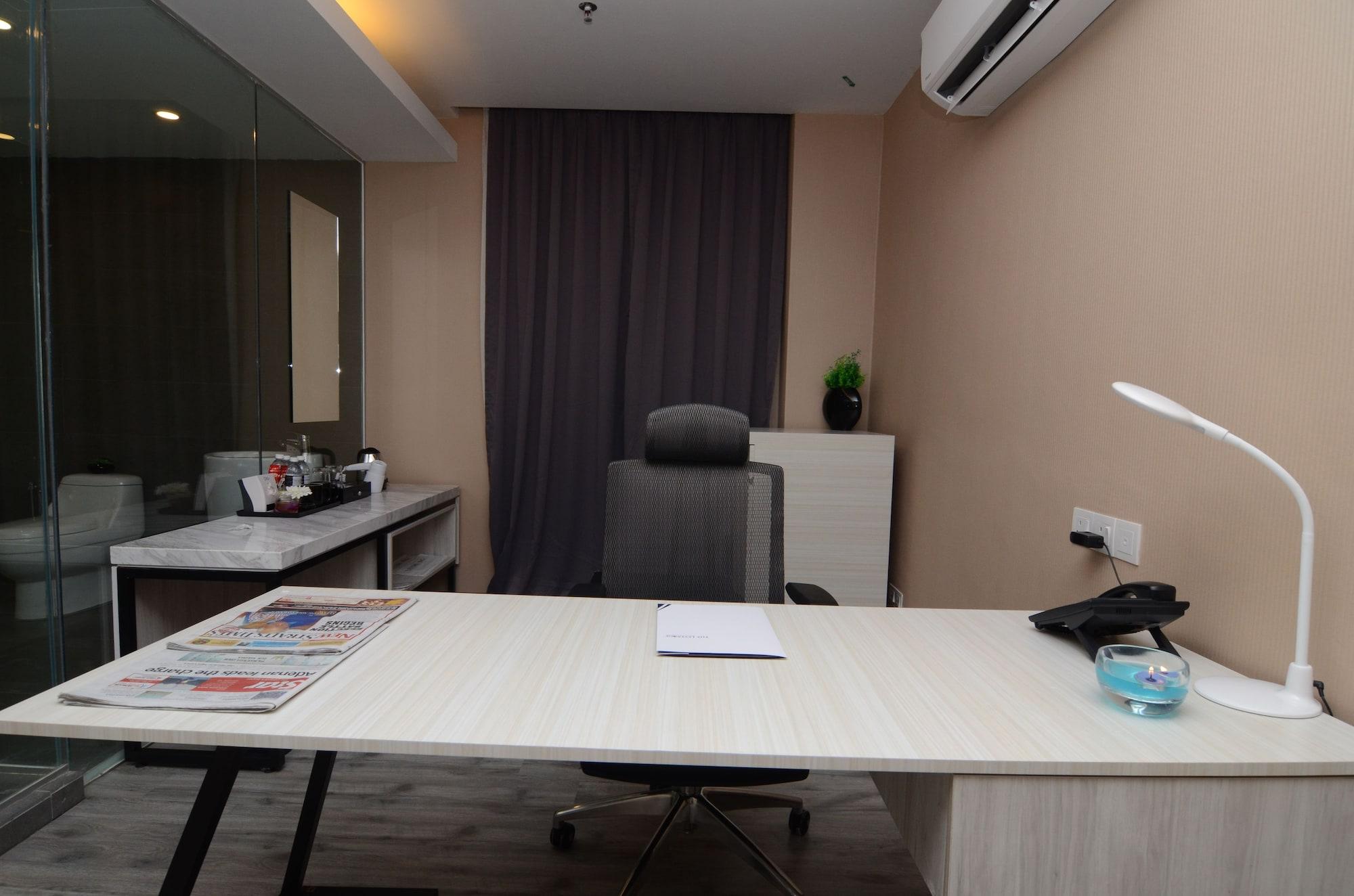 The Leverage Business Hotel Джохор-Бару Экстерьер фото