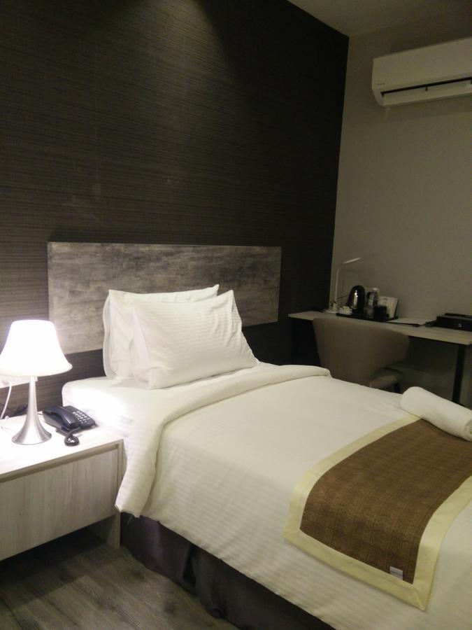 The Leverage Business Hotel Джохор-Бару Экстерьер фото