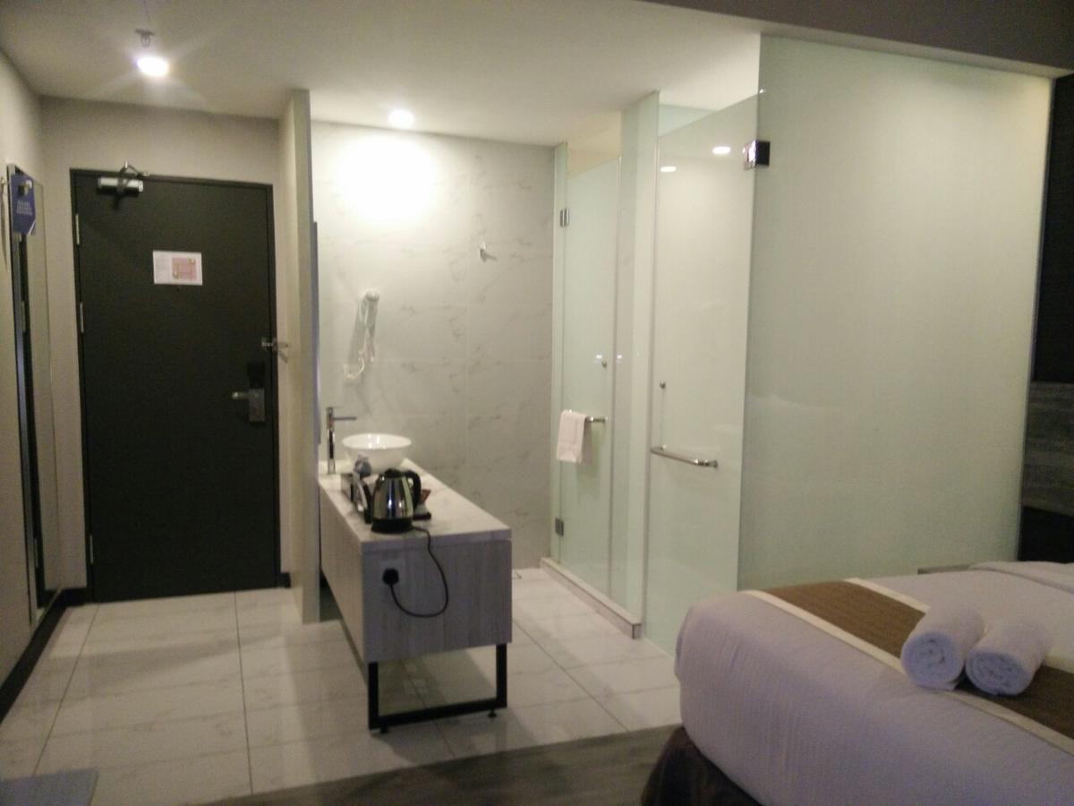 The Leverage Business Hotel Джохор-Бару Экстерьер фото