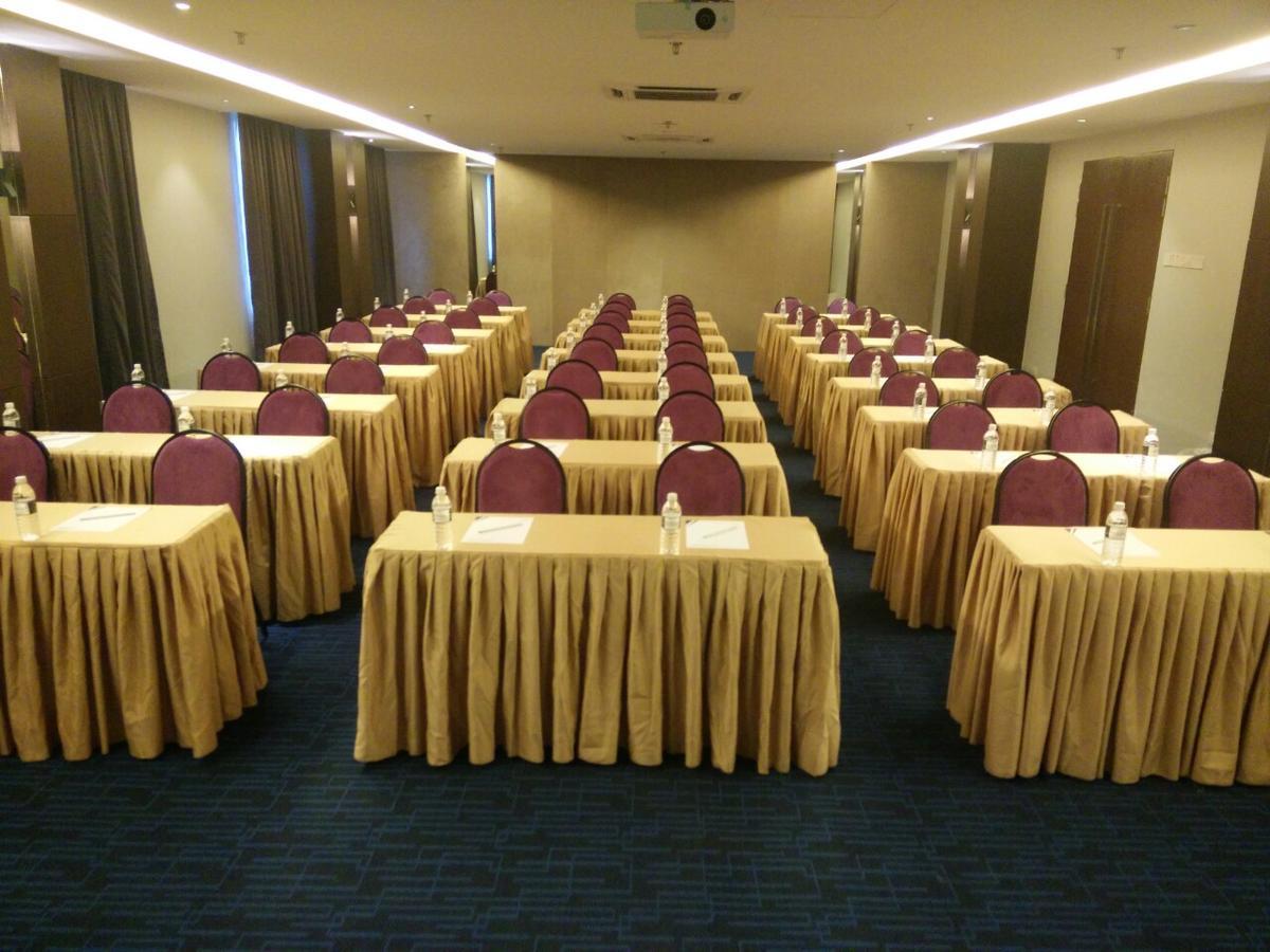 The Leverage Business Hotel Джохор-Бару Экстерьер фото