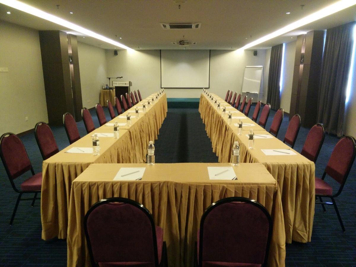 The Leverage Business Hotel Джохор-Бару Экстерьер фото