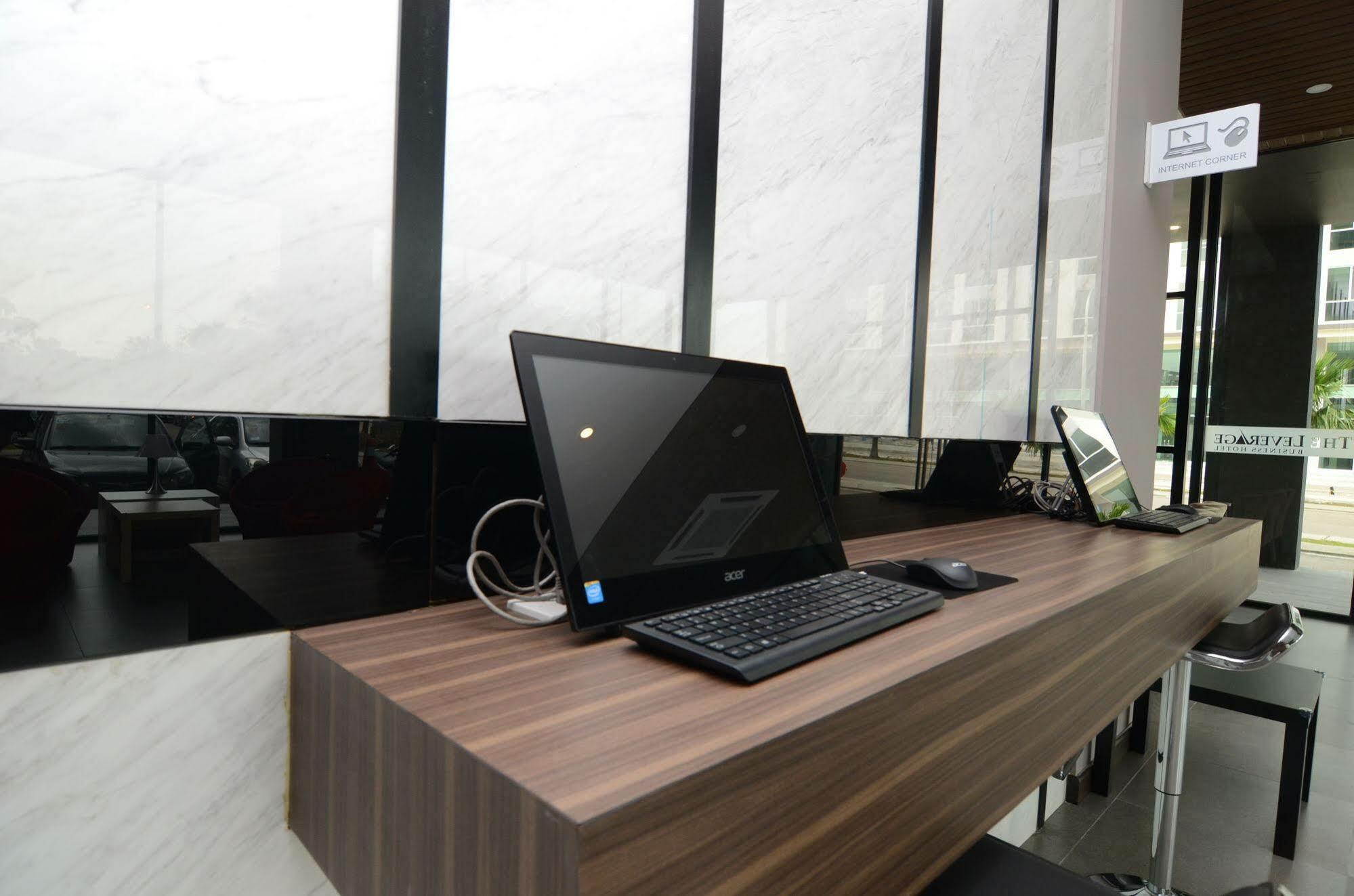 The Leverage Business Hotel Джохор-Бару Экстерьер фото