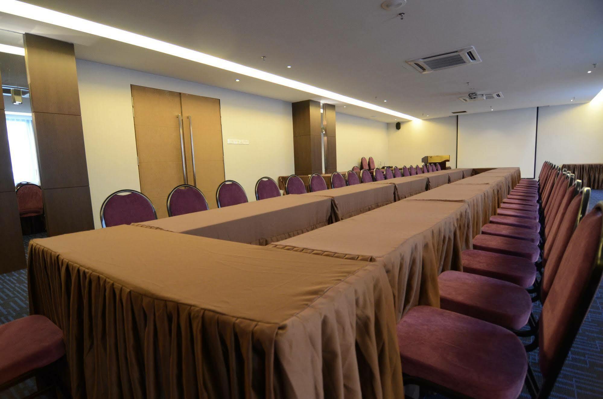 The Leverage Business Hotel Джохор-Бару Экстерьер фото