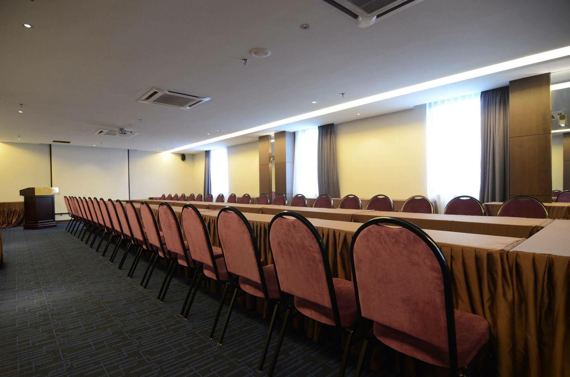 The Leverage Business Hotel Джохор-Бару Экстерьер фото
