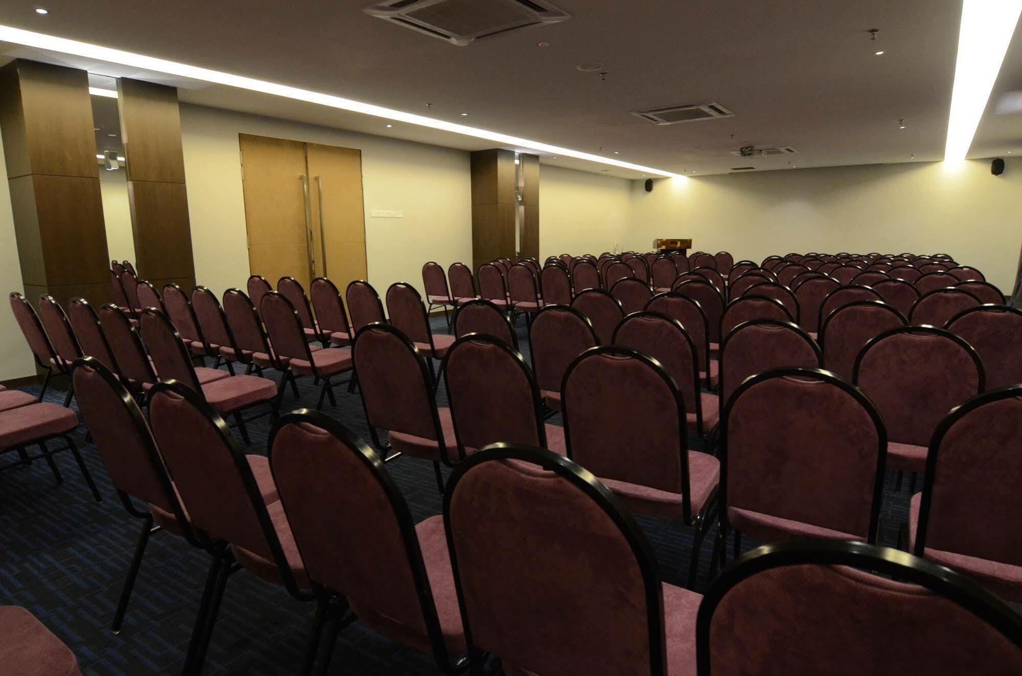 The Leverage Business Hotel Джохор-Бару Экстерьер фото