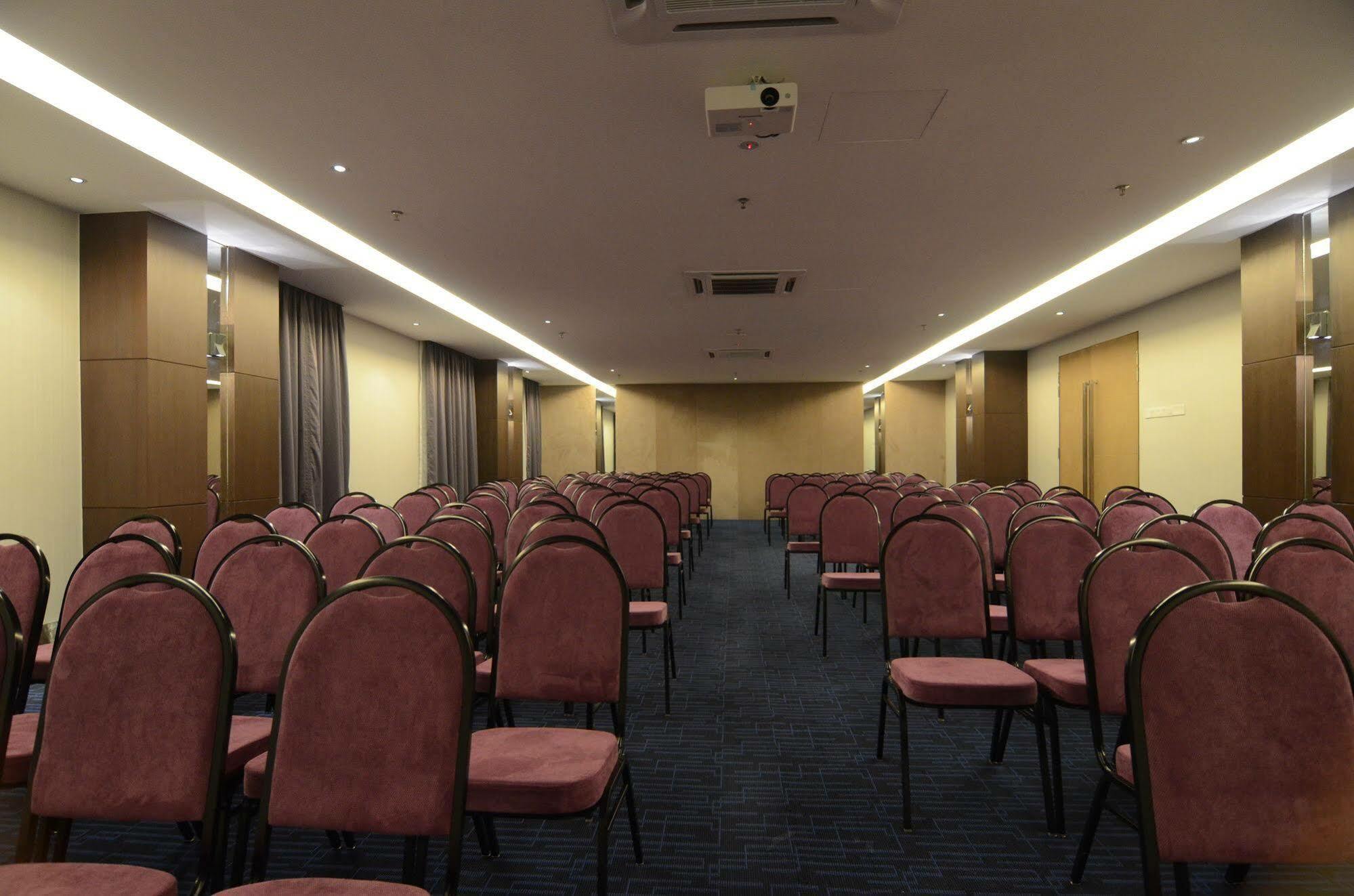 The Leverage Business Hotel Джохор-Бару Экстерьер фото